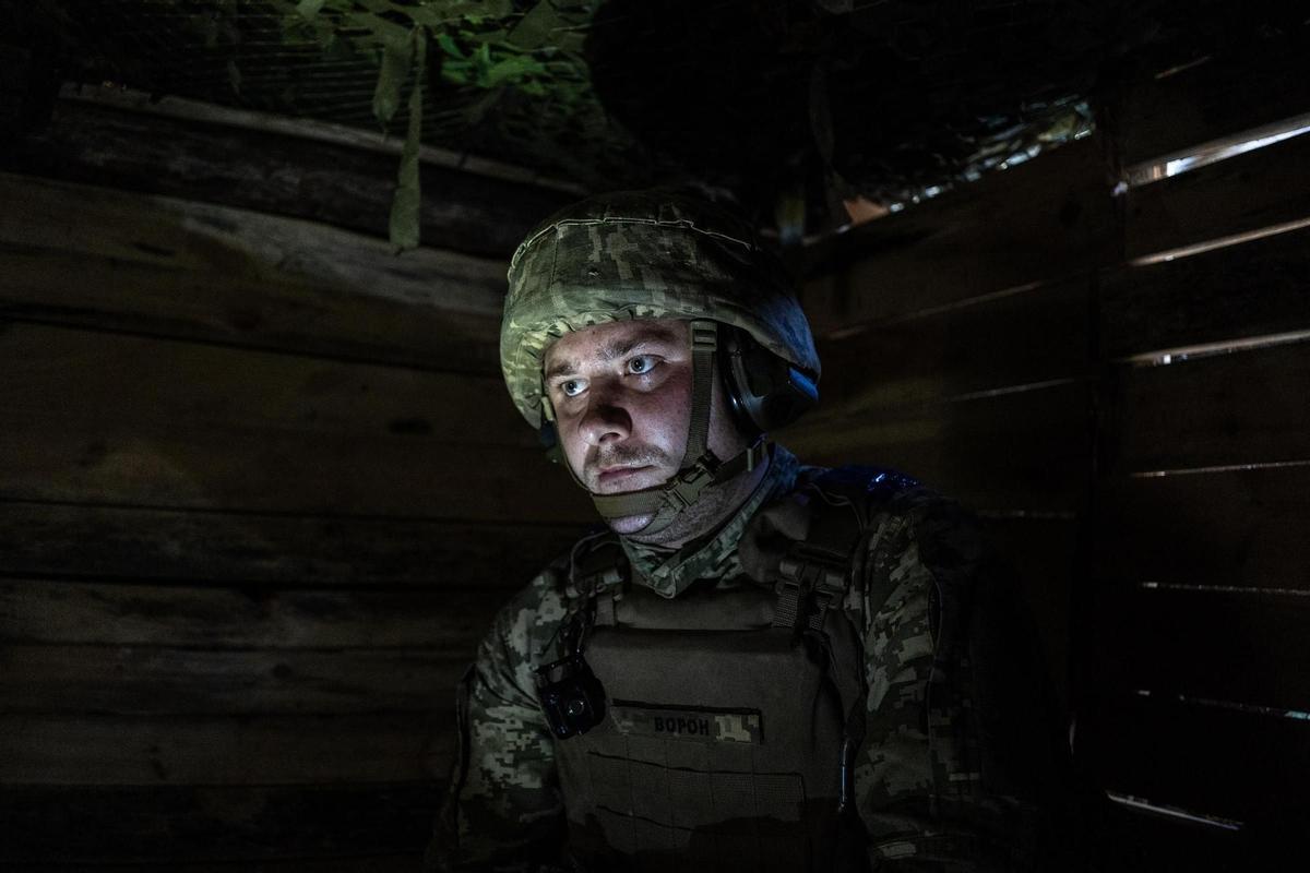 Un soldado ucraniano, en una posicion de mortero en la frontera entre Sumi y Kursk.