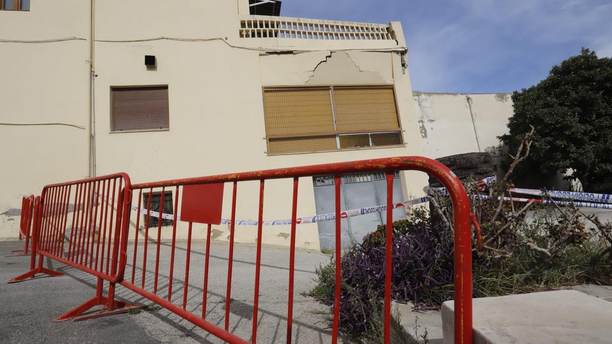 Precintan las inmediaciones de la casa derrumbada en Ontinyent