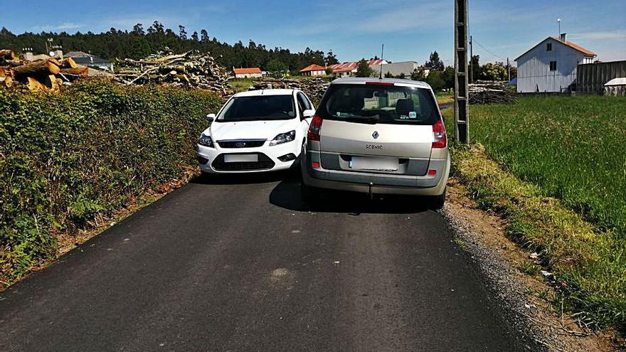 La estrechez de la vía hace difícil el cruce de dos vehículos.