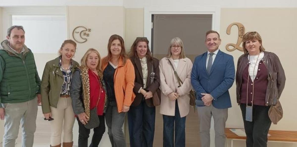 El director general Luis Mallada junto a representantes municipales y del centro.