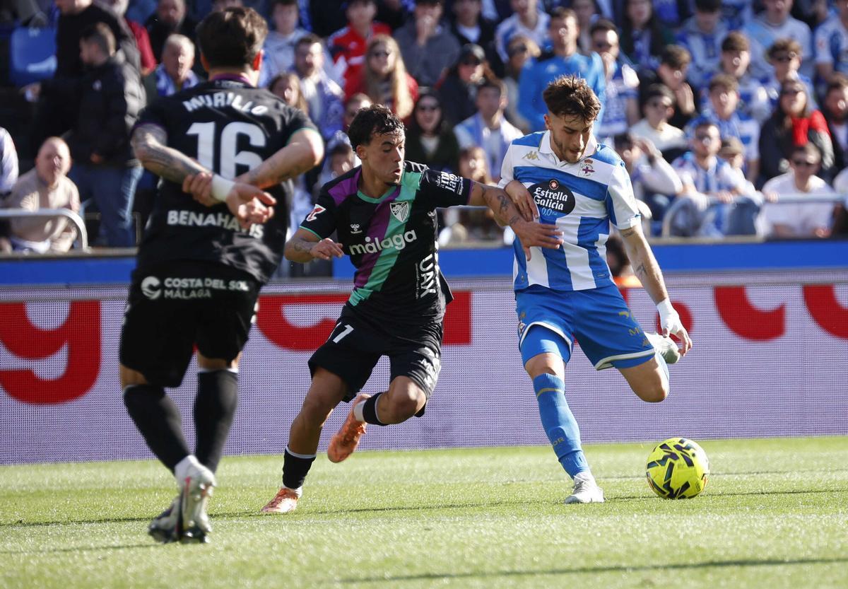 Altimira, durante el partido ante el Málaga en Riazor.