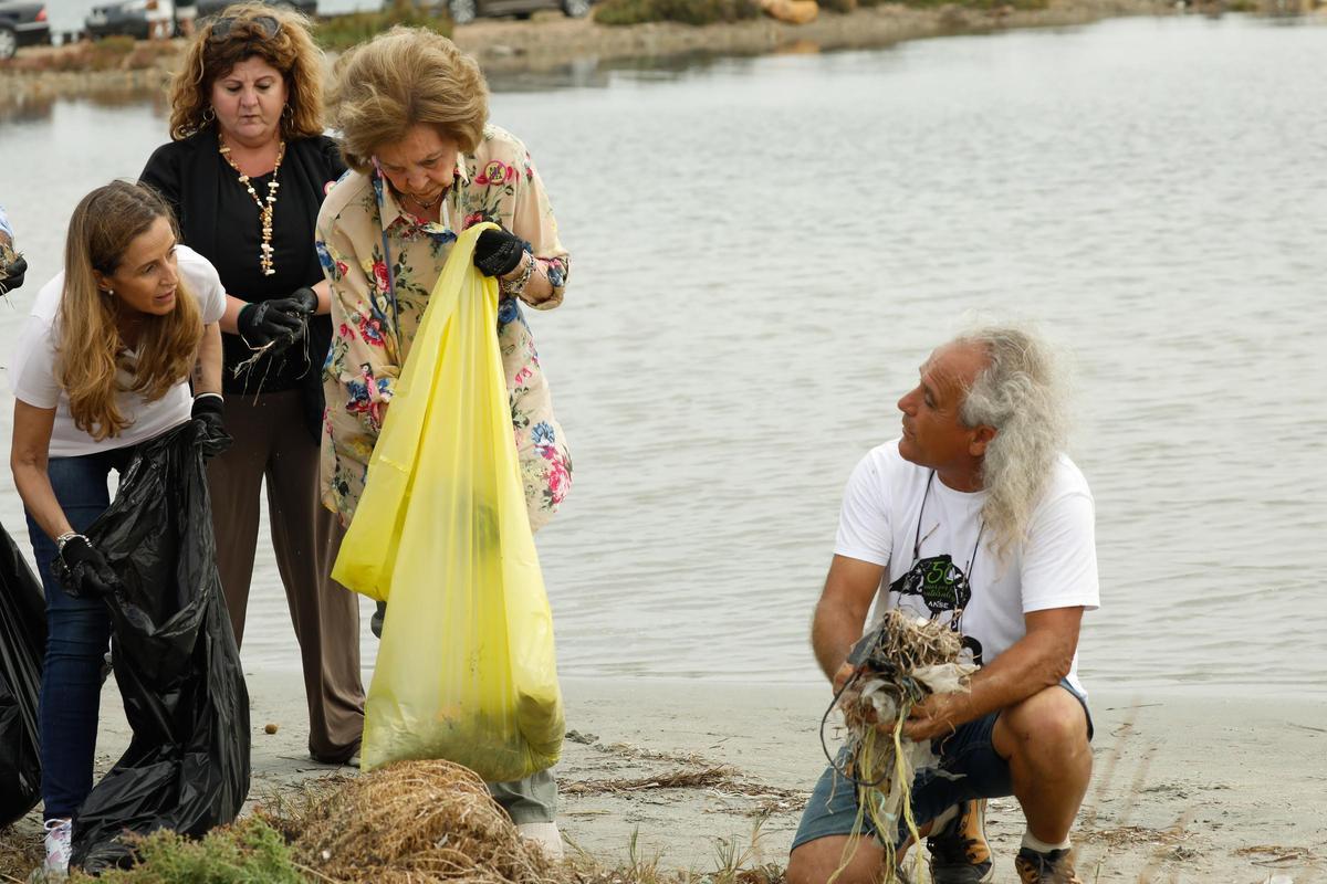 La reina Sofía recoge basura en el arenal de La Manga