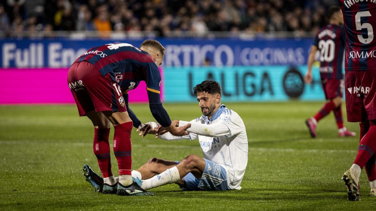 Pulido ayuda a Kodro a levantarse durante el derbi disputado el pasado domingo.