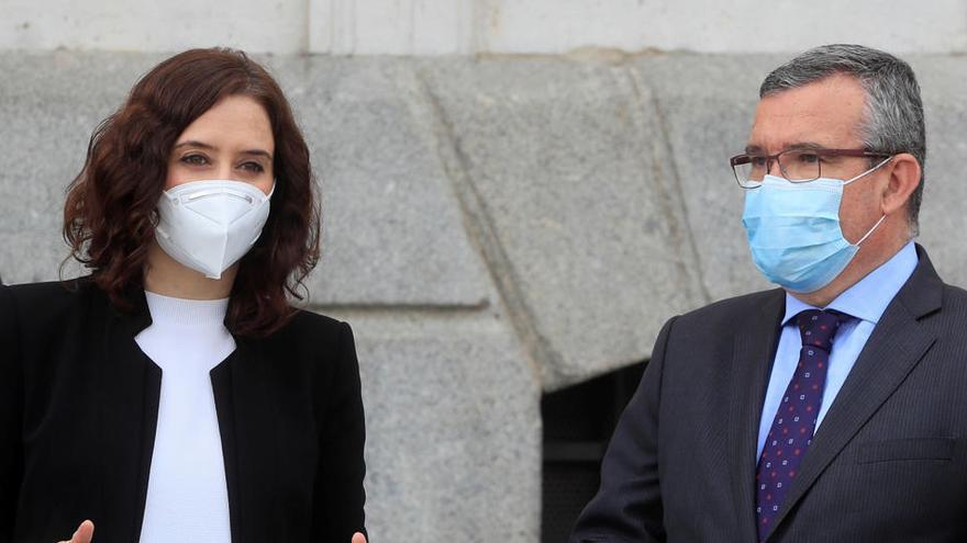 La presidenta de la Comunidad de Madrid, Isabel Díaz Ayuso, y el presidente de la Federación Madrileña de Municipios, Guillermo Hita.