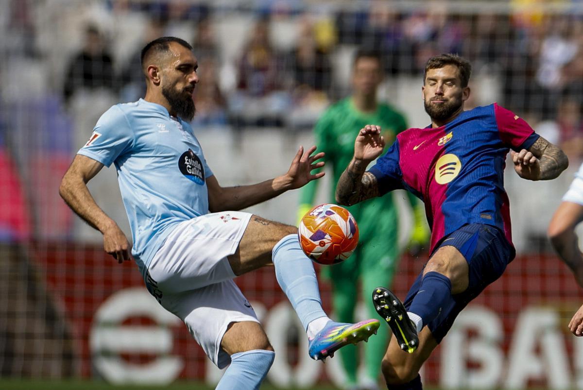 Iñigo Martínez en un pugna con Borja Iglesias en el Barça-Celta
