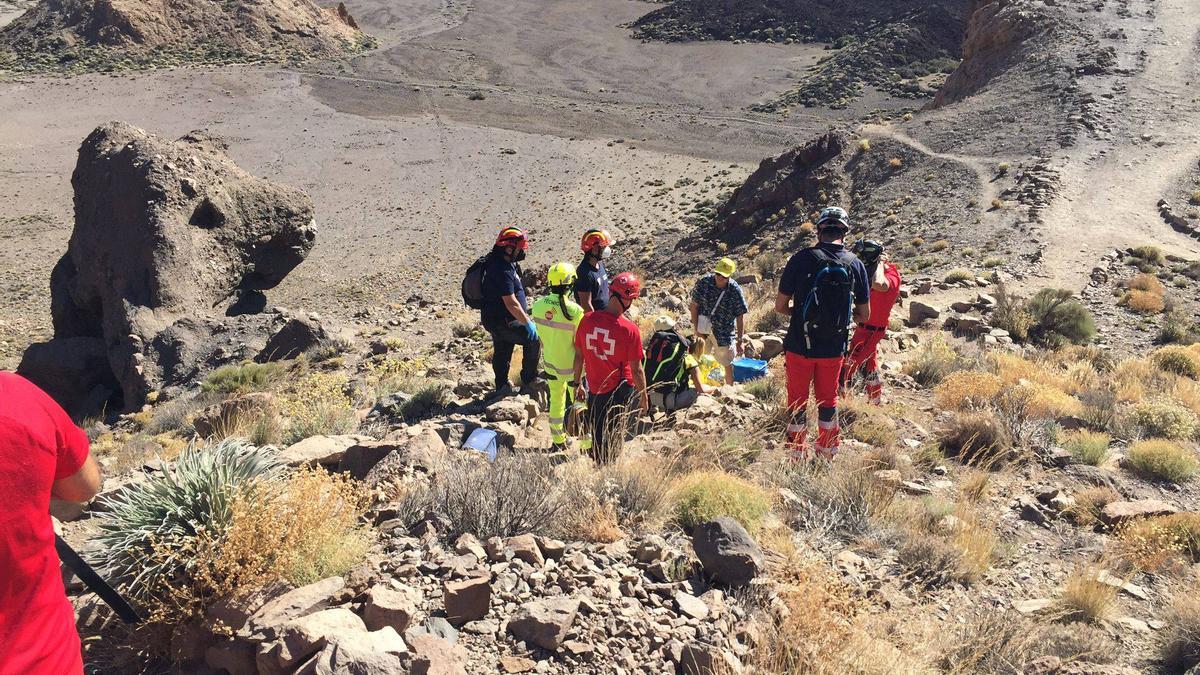 Intervención de los bomberos ante el desvanecimiento de una mujer en el Teide ayer.