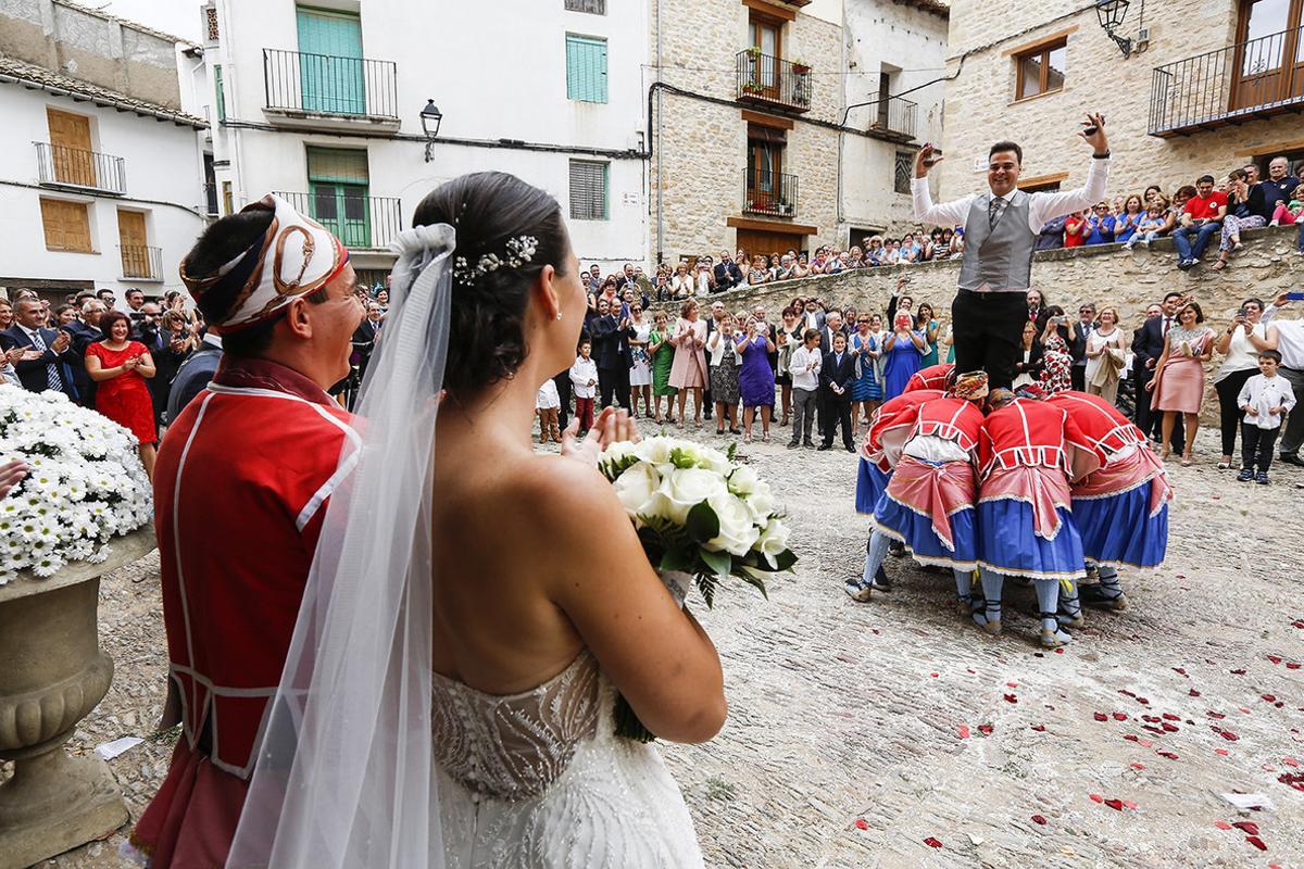 Boda de un miembro de la danza Guerrera de la Todolella. Alicia y Alejandro en Forcall. 11 de septiembre del 2015.