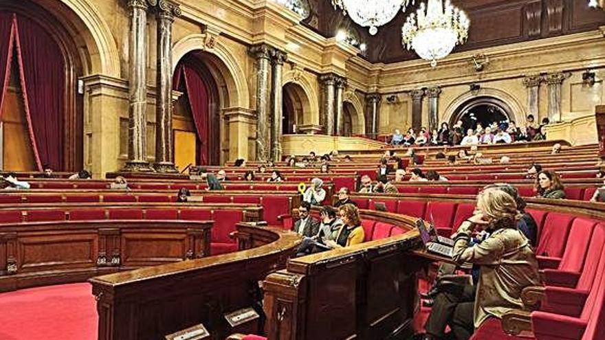 Imatge del Parlament mig buit durant el ple monogràfic sobre corrupció.