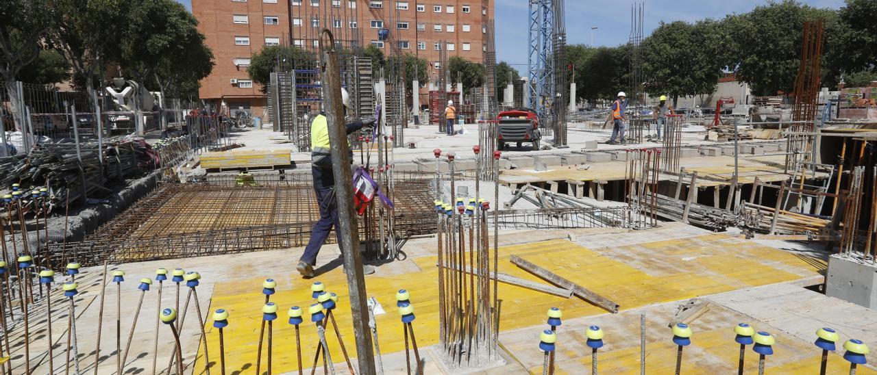 Varios obreros trabajan en la construcción de un edificio en Castelló.