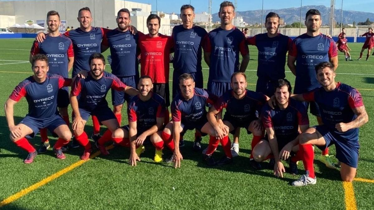 Los Bombers de Mallorca posan antes de su primer partido