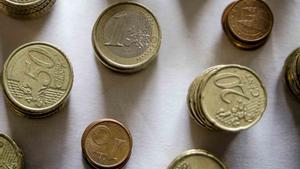 Archivo - Monedas y céntimos de euro