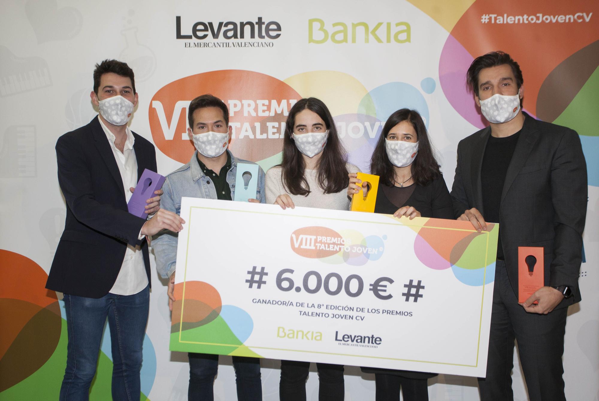 Los y las ganadoras junto al cheque de 6.000 euros del premio.jpg