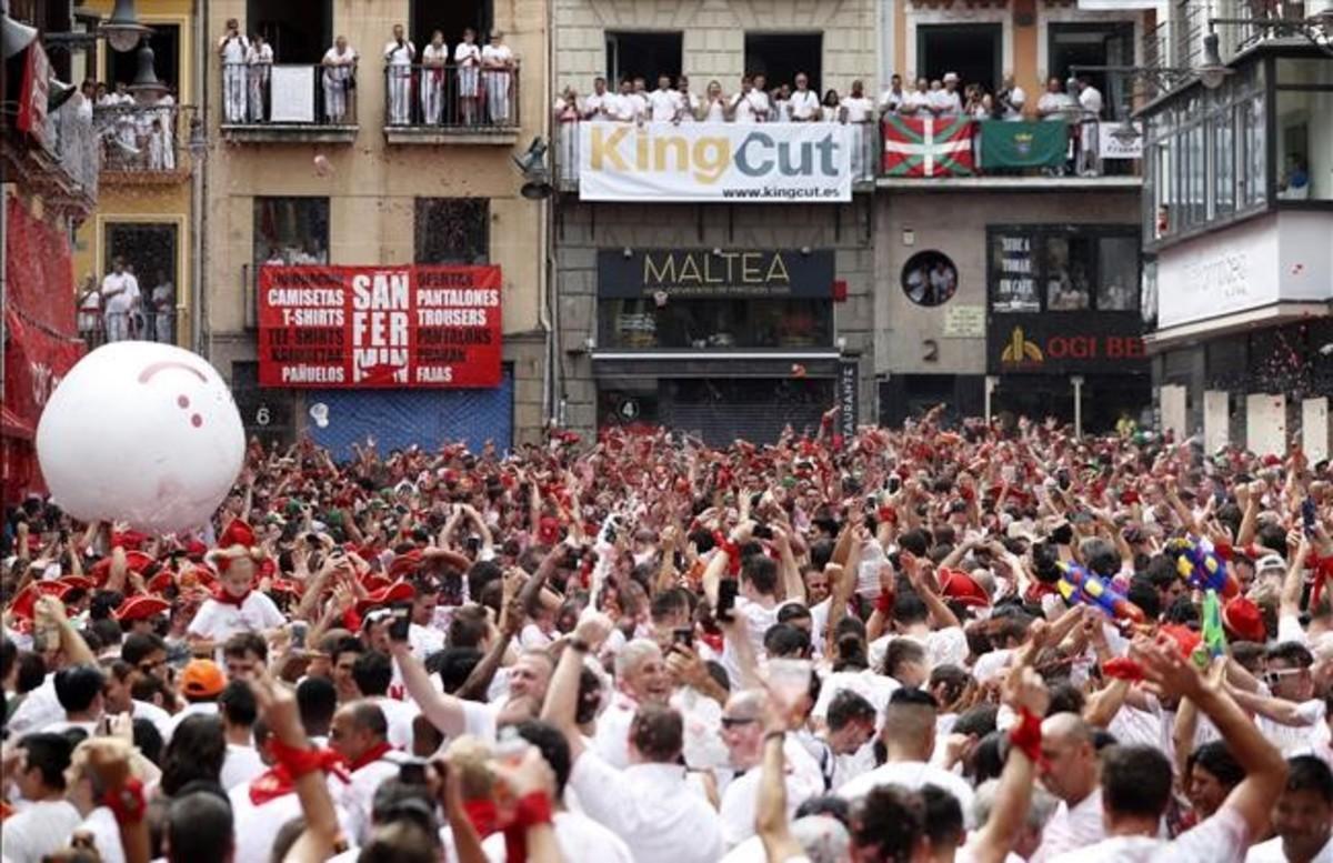 Ambiente en la plaza Consistorial de Pamplona