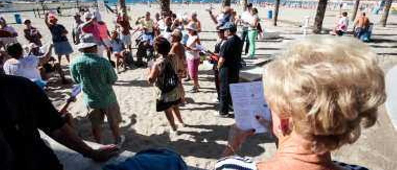 La coral cantando el sábado en la playa de Poniente junto al parque de Elche.