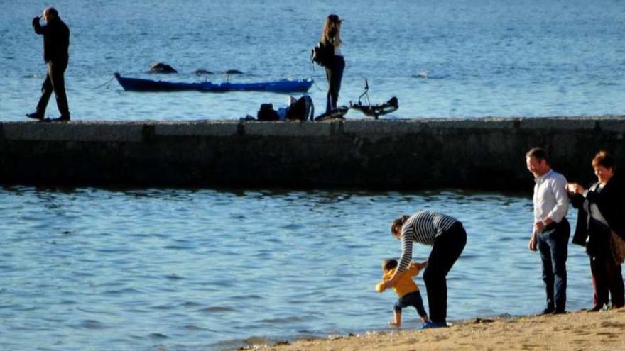 Familias disfrutando del buen tiempo de esta semana en una playa de Vilagarcía. // Iñaki Abella