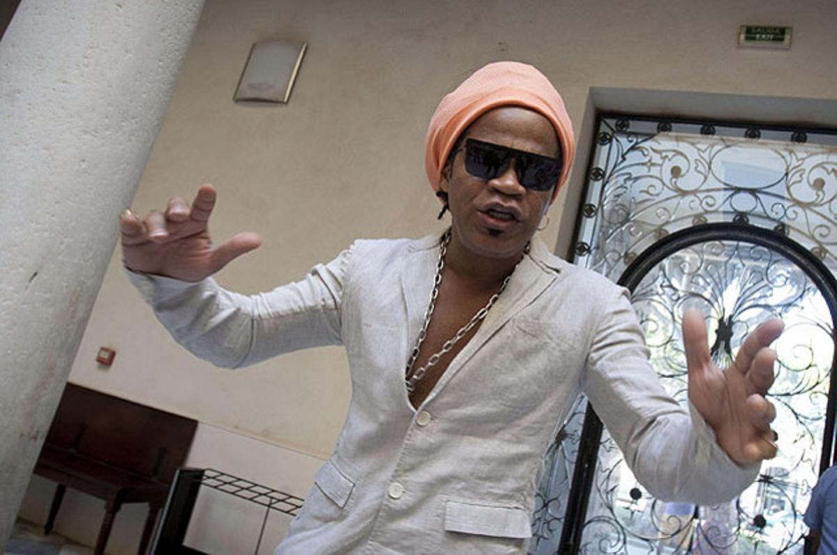 El cantant brasiler Carlinhos Brown, durant una roda de premsa a Cadis, per informar sobre el Carnaval del Bicentenari de la Constitució del 1812.