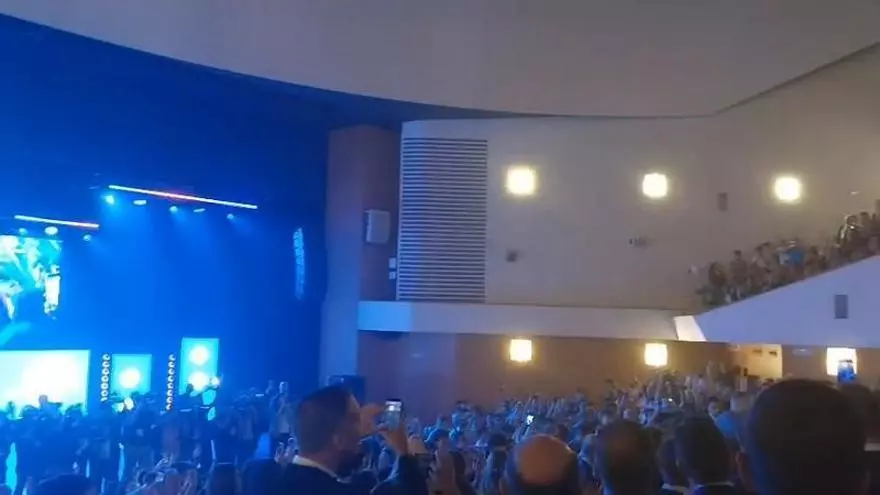 Ovación al Rey Felipe VI en el auditorio Víctor Villegas
