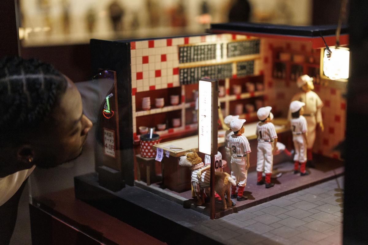 LONDRES (Reino Unido), 17/11/2025.- Un asistente de galería posa con títeres utilizados en la película Isla de los Perros durante un photocall para la próxima exposición Wes Anderson: The Archives en el Design Museum en Londres, Gran Bretaña, 17 de noviembre de 2025. El Design Museum albergará la primera gran exposición británica de la obra del cineasta, que se celebrará del 21 de noviembre de 2025 al 26 de julio de 2026. La exposición otorga un acceso sin precedentes a los archivos personales de Wes Anderson, acumulados durante tres décadas, con más de 700 objetos, muchos de los cuales nunca se han exhibido en Gran Bretaña. 