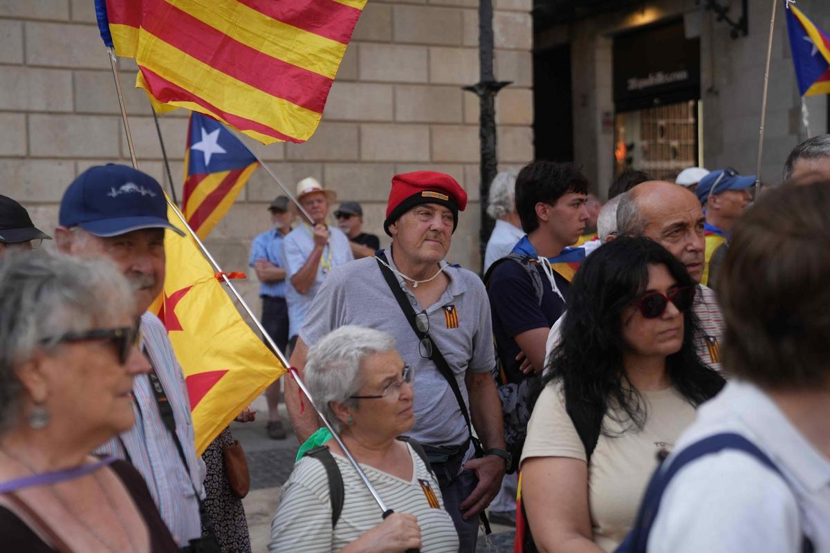 Les imatges de la protesta contra la visita de Felip VI pels premis Princesa de Girona
