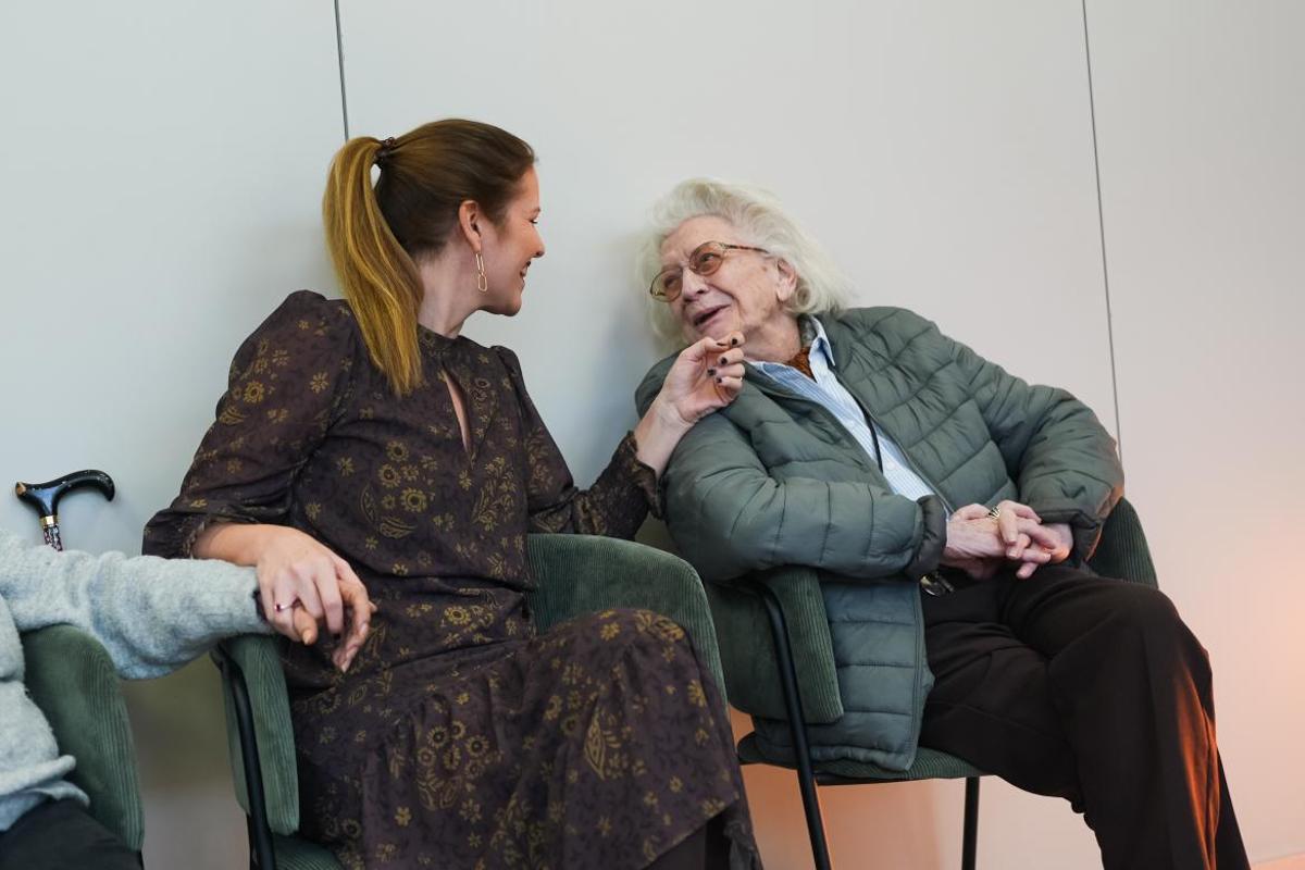Dávila visita uno de los talleres del programa Ciencia en Residencia de la Comunidad de Madrid.