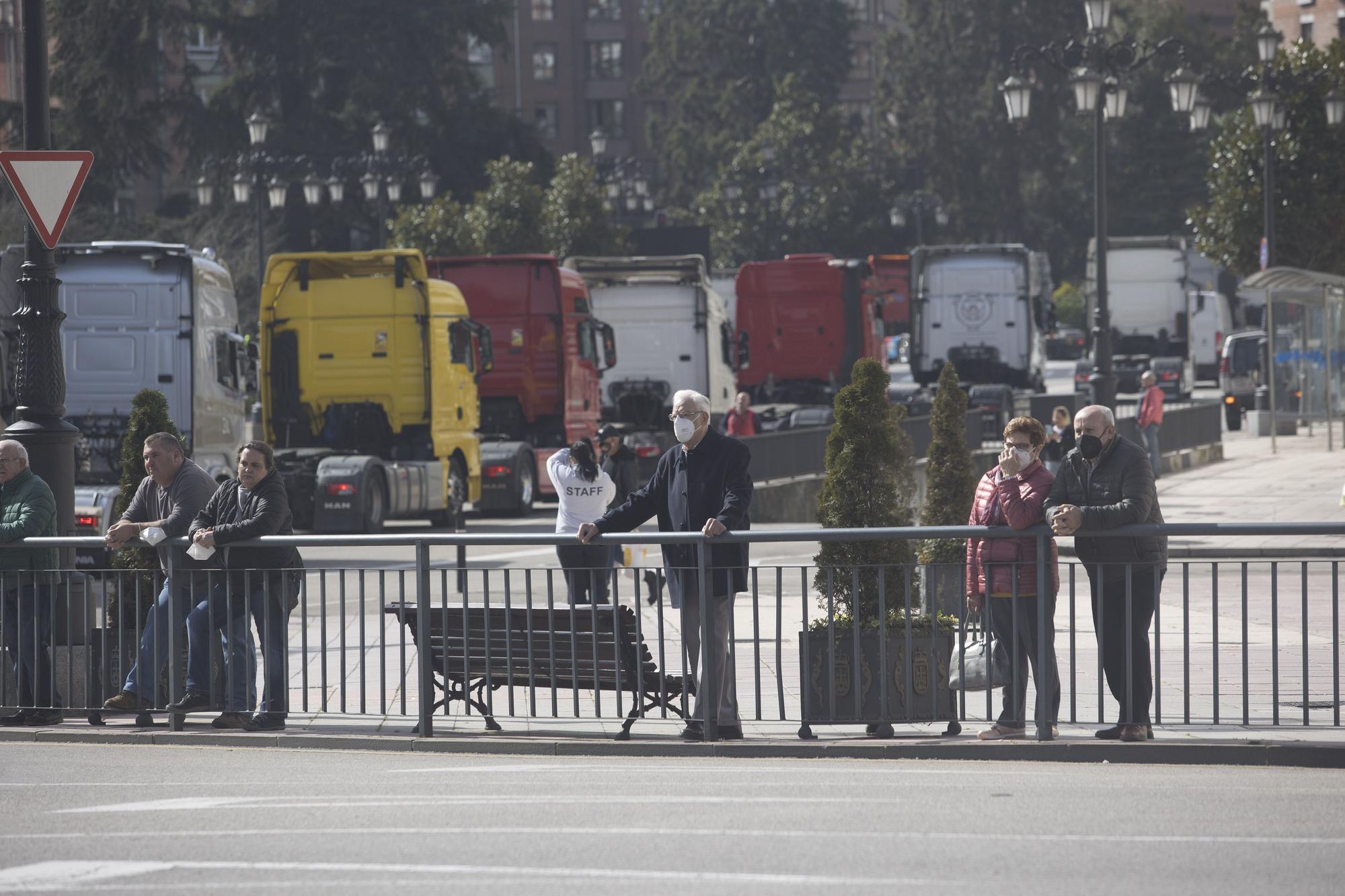 EN IMÁGENES: Los transportistas inundan las calles de Oviedo de camiones para visibilizar su protesta