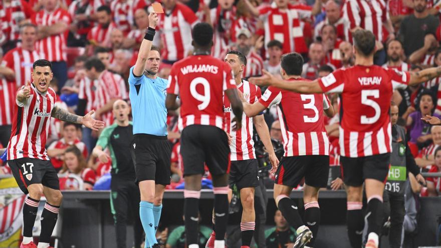 Un penalti con tarjeta roja para Vivian rinde al Athletic ante el United