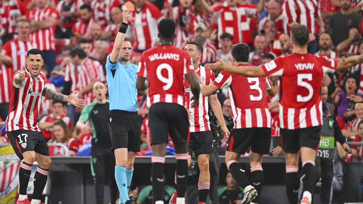 Los jugadores del Athletic protestan la tarjeta roja a Dani Vivian.