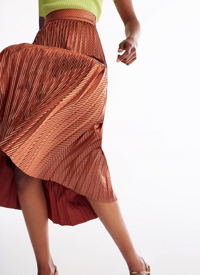 La falda plisada aporta el extra de volumen, que podemos traducir en FRESCURA para tu look