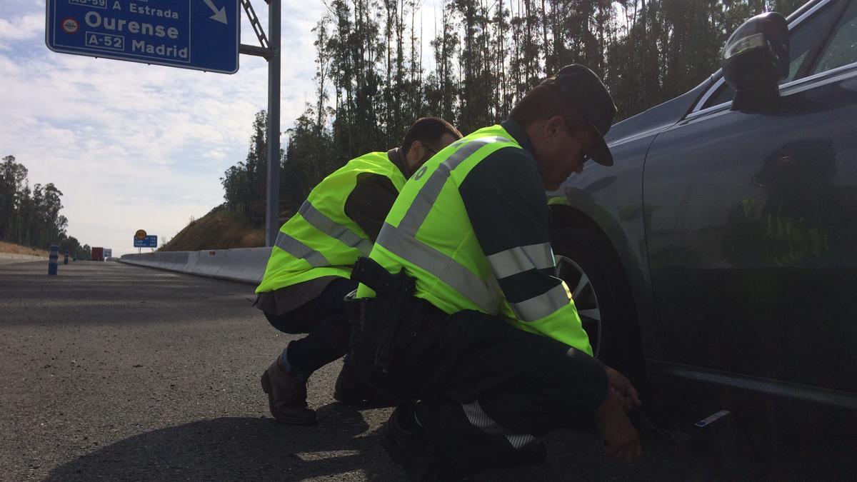 Dos agentes, durante el auxilio a un vehículo averiado.