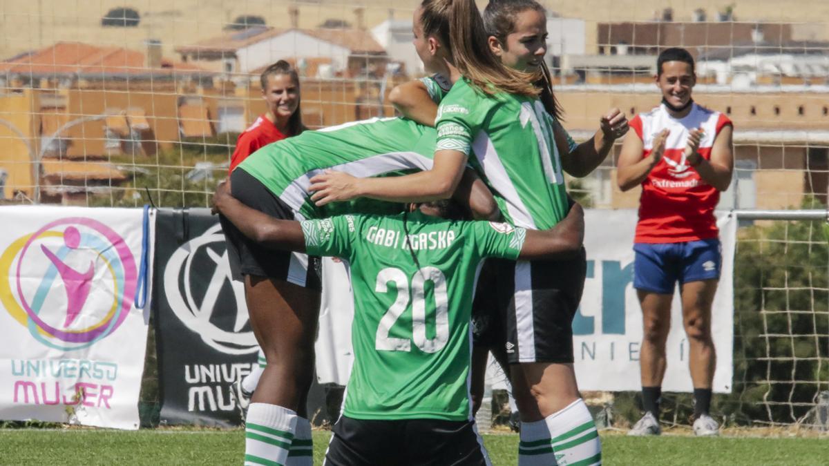 Las jugadoras del Cacereño Femenino celebran el segundo gol, de Gabi Ngaska, arrodillada junto a sus compañeras.