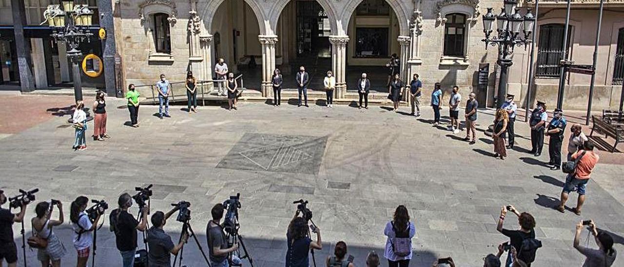 Minuto de silencio en el Raval de Montserrat, en Tarrasa. | Efe