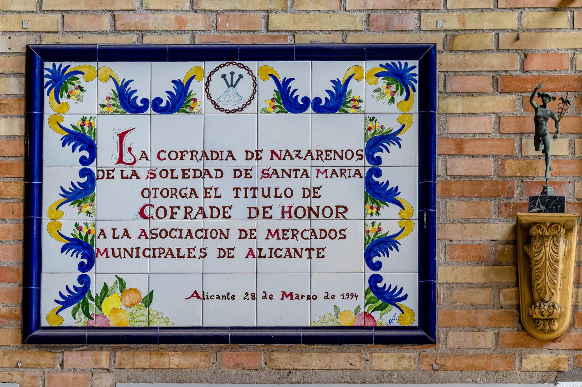 El rey Alfonso XIII puso en 1911 la primera piedra del recinto de abastos, que se inauguró en 1922, efeméride que se celebrará con diversas actividades. Actualmente mueve un negocio entre 30 y 40 millones al año. Los placeros preparan un market place para reparto a domicilio durante todo el día