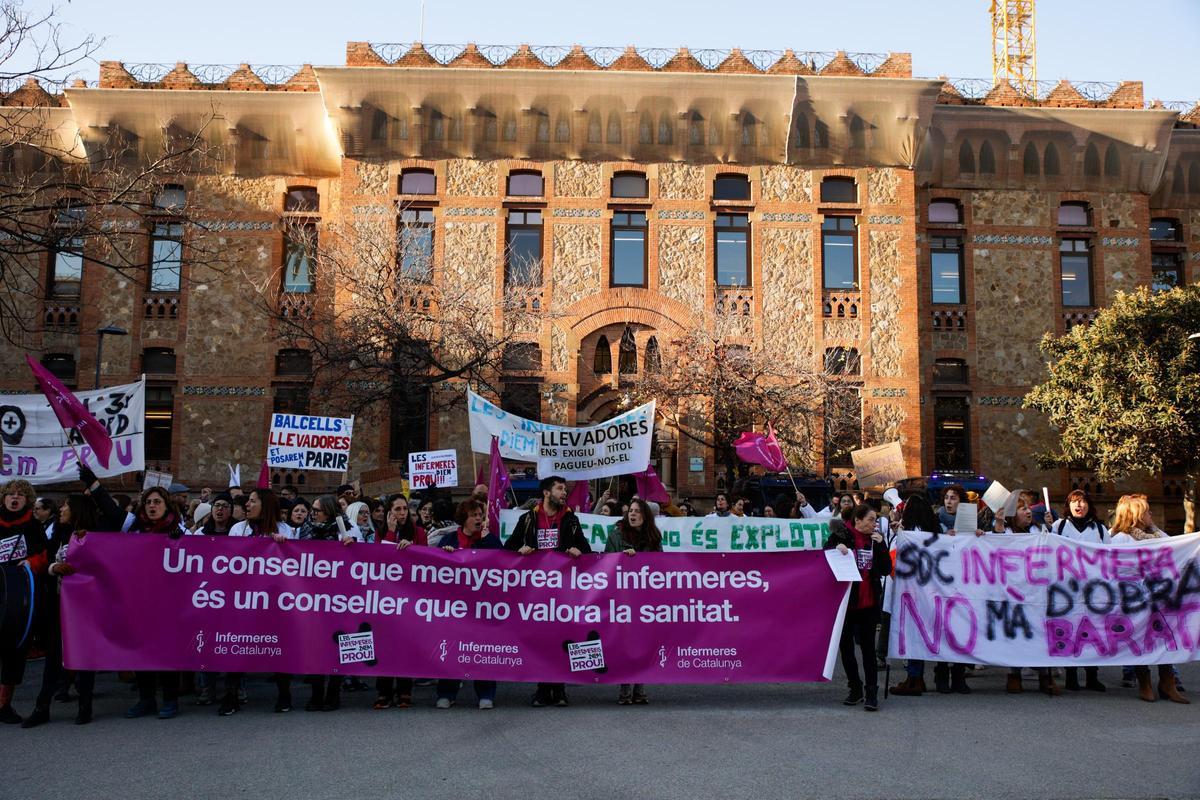 Continúa la concentración de Infermeres de Catalunya para reclamar mejoras laborales