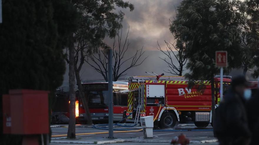 Incendio en València: el fuego devora al menos una docena de autobuses de la EMT