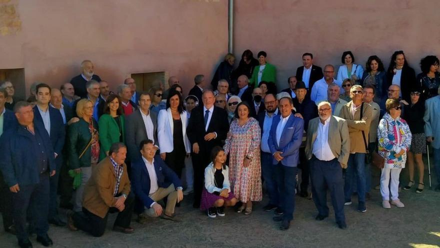 Autoridades provinciales, comarcales, así como alcaldes y concejales de todos los partidos acompañaron a Baltasar Yus en este bonito homenaje.  | SERVICIO ESPECIAL