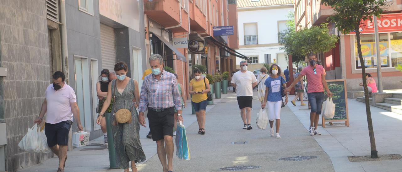 Vecinos y visitantes en una de las calles peatonales de O Grove.