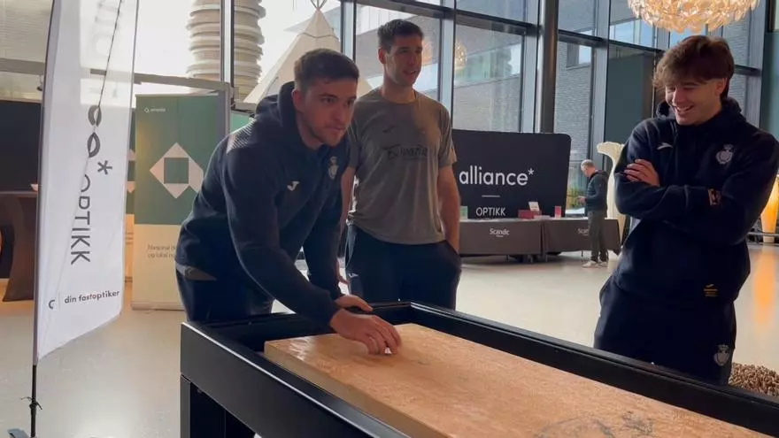 Los Hispanos descansan practicando el Shuffleboard