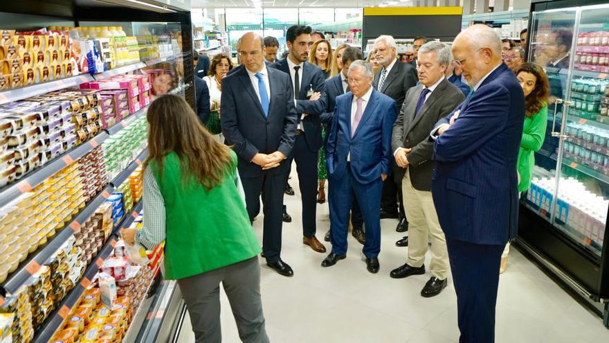 Eduardo Vítor Rodrigues, Presidente de la Cámara de Vila Nova de Gaia; Pedro Siza Vieira; Ministro Adjunto y de Economía; y Juan Roig, Presidente de Mercadona; durante la visita institucional celebrada en la primera tienda de Mercadona en Portugal.