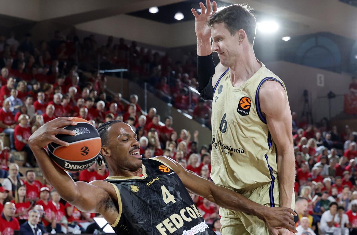 Jaron Blossomgame se desequilibra en presencia de Jan Vesely.