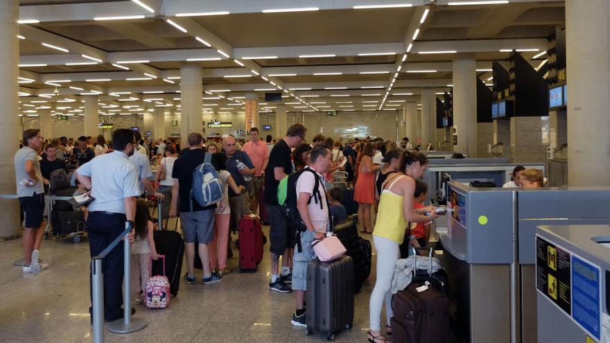 Trabajadores del control de pasaportes de la terminal A del Aeropuerto de Palma plantean paros este agosto