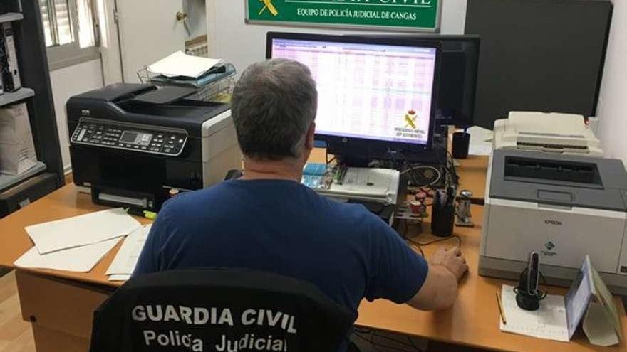 Un miembro de la Policía Judicial de Cangas, unidad que logró destapar la estafa. // Guardia Civil