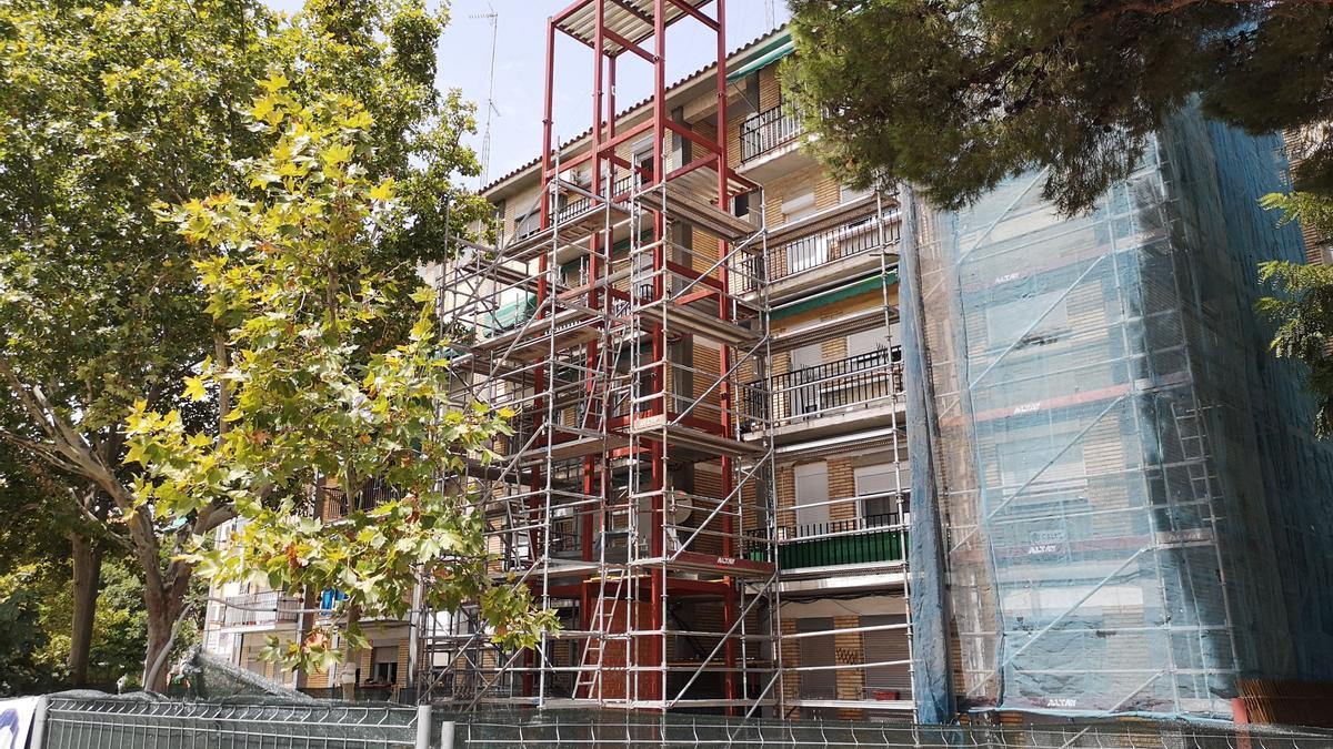 La obra de instalación de un ascensor en un edificio de viviendas.