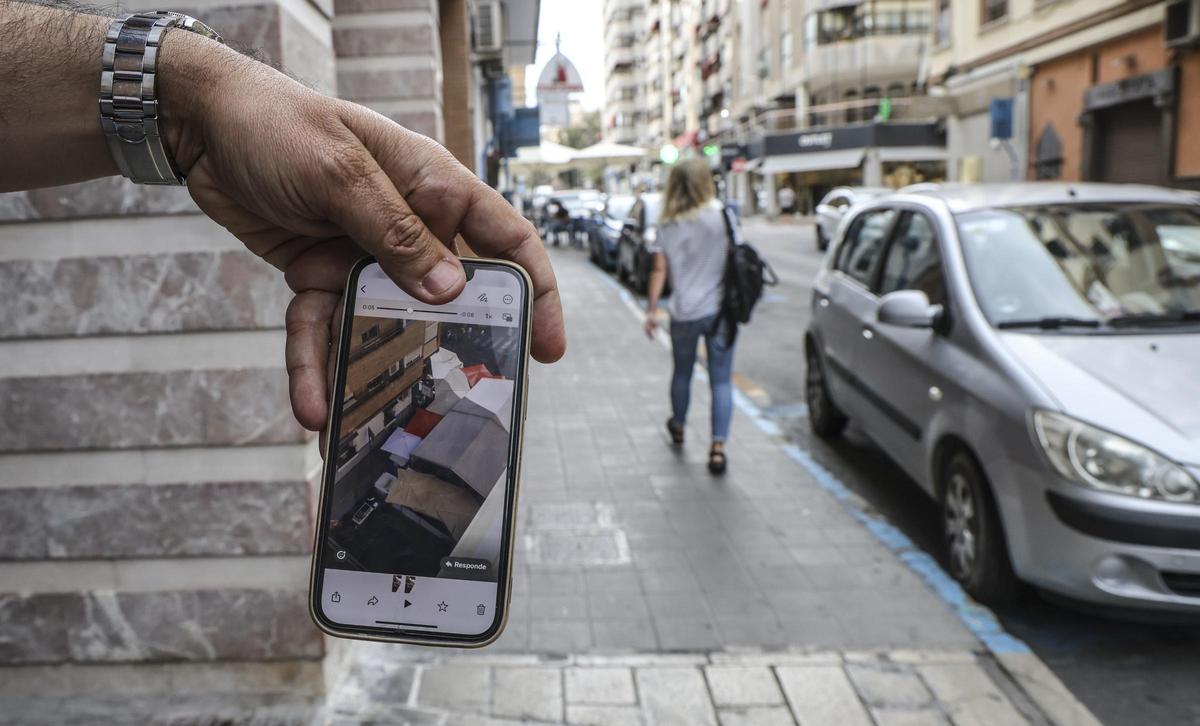 Vecinos de la calle General Lacy muestran el estado de la vía durante la celebración de años anteriores