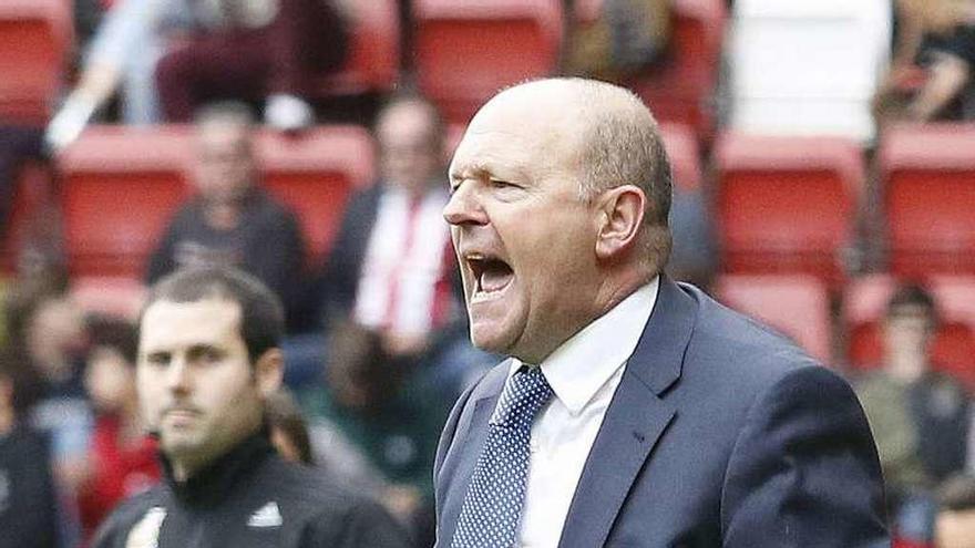 Pepe Mel, enérgico dando instrucciones a sus jugadores en Gijón.