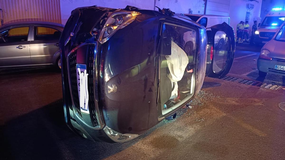 Vuelco de un coche en la calle Saltona de Arrecife con un atrapado en su interior.