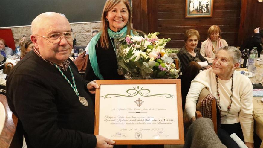 Rufino Arrojo junto a la periodista María Teresa Álvarez, con un ramo de flores. | MARA VILLAMUZA