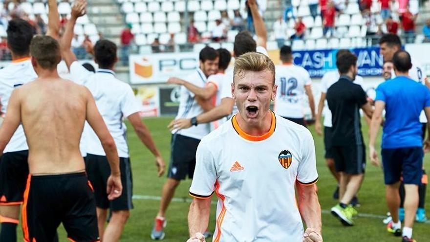 Toni Lato celebra con euforia el pase a la final de la promoción, mientras que el resto del equipo festeja con los aficionados.