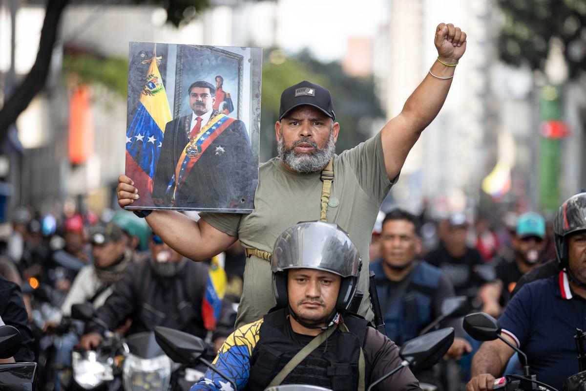 Chavismo'nun 4 Ocak 2026'da Caracas'ta (Venezuela) düzenlediği yürüyüş sırasında bir kişi, Venezuela Devlet Başkanı Nicolás Maduro'nun resminin bulunduğu bir tabloyu tutuyor. EEFE/ Ronald Peña R