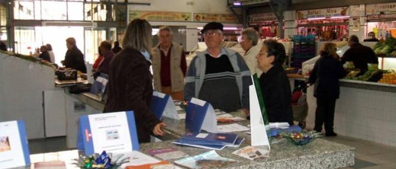 Una técnico de la Omic de Aspe recogiendo quejas, reclamaciones y denuncias en una imagen de archivo.