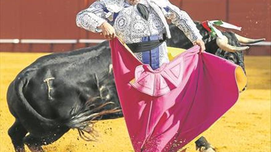 Las figuras del torero inician el paseíllo en el albero de la Maestranza